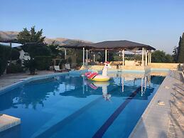 Stunning 4-bed Villa in Lagonisi Kalivia Thorikou