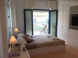 Stunning 4-bed Villa in Lagonisi Kalivia Thorikou