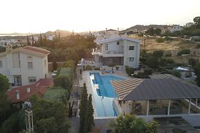 Stunning 4-bed Villa in Lagonisi Kalivia Thorikou