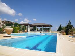 Stunning 4-bed Villa in Lagonisi Kalivia Thorikou