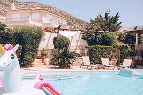 Stunning 4-bed Villa in Lagonisi Kalivia Thorikou