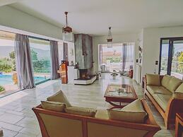 Stunning 4-bed Villa in Lagonisi Kalivia Thorikou