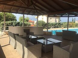 Stunning 4-bed Villa in Lagonisi Kalivia Thorikou