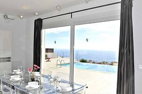 Excellent Seafront Villa in Cala Pi