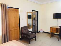 Room in B&B - Double Room With Balcony in the Heart of Accra