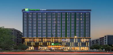 Holiday Inn Express Shenzhen Longhua by IHG