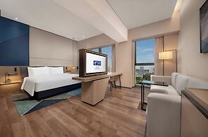 Holiday Inn Express Shenzhen Longhua by IHG