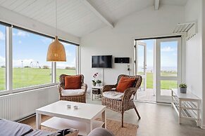 Charming 2-bedroom 12H Ocean Retreat, Summerhouse