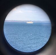 Charming 2-bedroom 12H Ocean Retreat, Summerhouse