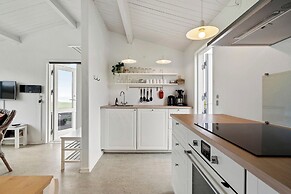 Charming 2-bedroom 12H Ocean Retreat, Summerhouse