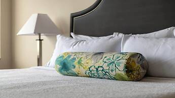 CozySuites | TWO Stylish 2BR Condo on Elm St.