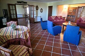 19th Centry Farmhouse Getaway - Sleep 12-14 W/pool