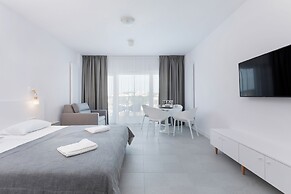 Aquamarina Prima Apartments by Renters