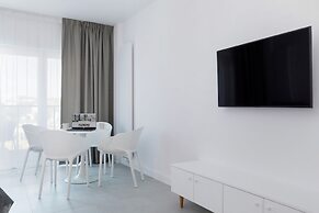 Aquamarina Prima Apartments by Renters