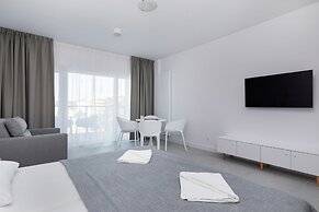 Aquamarina Prima Apartments by Renters