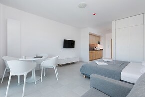 Aquamarina Prima Apartments by Renters