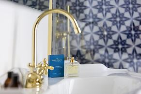 Deluxe Home in Sorrento Old Town with Balconies