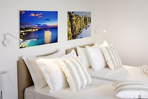 Deluxe Home in Sorrento Old Town with Balconies