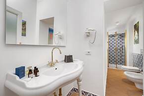 Deluxe Home in Sorrento Old Town with Balconies