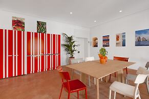 Deluxe Home in Sorrento Old Town with Balconies