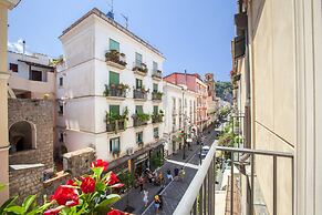 Deluxe Home in Sorrento Old Town with Balconies