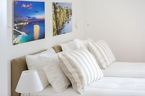 Deluxe Home in Sorrento Old Town with Balconies