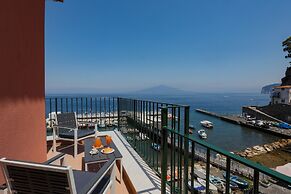 SeaView Sorrento Apartment by the sea with terrace