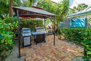 Bahama Breeze Bungalow, Pool and Close to Shops & Restaurants, Downtow