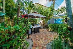 Key West Cottage w/ Beautiful Pool Oasis!