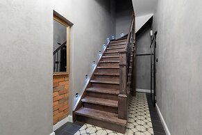 Kosciuszki Square Apartment by Renters