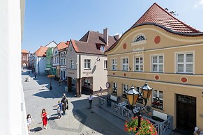 Kosciuszki Square Apartment by Renters