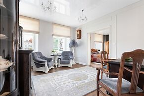 Kosciuszki Square Apartment by Renters