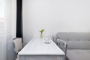 Supreme Apartment Mazowiecka by Renters