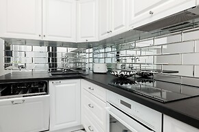 Supreme Apartment Mazowiecka by Renters