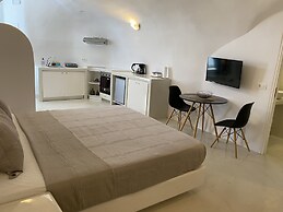 Fira-cave-sleeps 13-parking-pool-pet Friendly