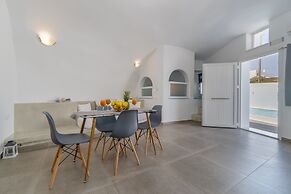 Fira-cave-sleeps 13-parking-pool-pet Friendly