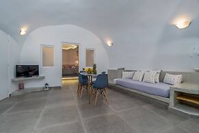 Fira-cave-sleeps 13-parking-pool-pet Friendly