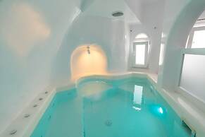 Fira-cave-sleeps 13-parking-pool-pet Friendly