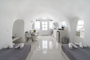 Fira-cave-sleeps 13-parking-pool-pet Friendly
