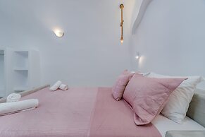 Fira-cave-sleeps 13-parking-pool-pet Friendly