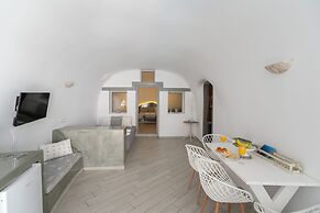 Fira-cave-sleeps 13-parking-pool-pet Friendly