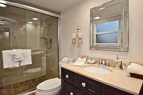 Direct Beachfront Delight by Beachside Management