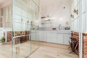 Studio Warsaw Krzywe Kolo by Renters