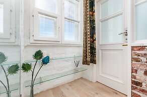 Studio Warsaw Krzywe Kolo by Renters