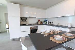 The Green House on the Lake