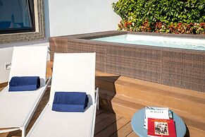 Luxury Villa with Penthouse, Pools and Sea View