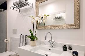 Luxury Suite with Garden and Jacuzzi