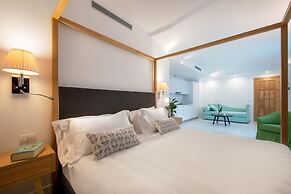 Luxury Suite with Garden and Jacuzzi