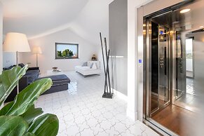 Luxury Apartment with Penthouse and Pool