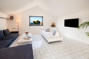 Luxury Apartment with Penthouse and Pool